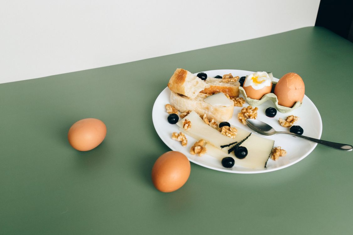 Balanced breakfast plate with protein, whole grains and fruit